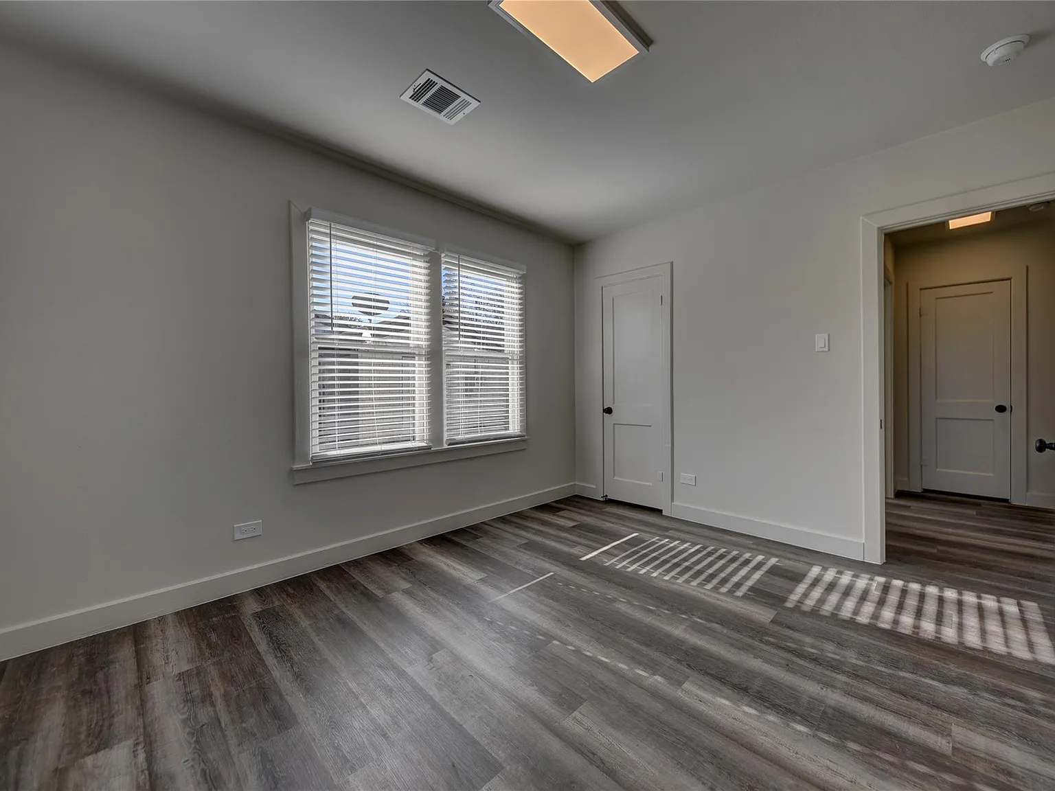 2 bed, 1.0 bath, 1029 sqft, $1,650 — Photo 3