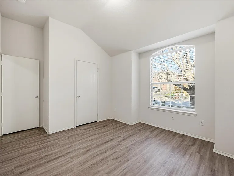518 Niagara Falls Dr — Photo 2