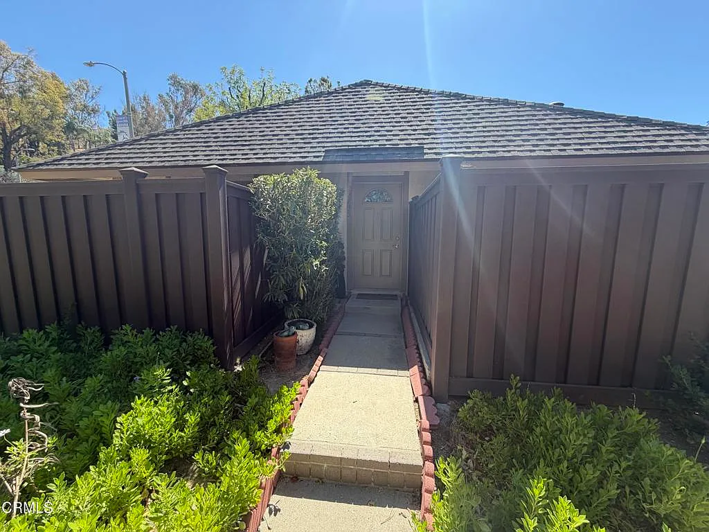 2 bed, 1.0 bath, 921 sqft, $3,300 — Photo 1