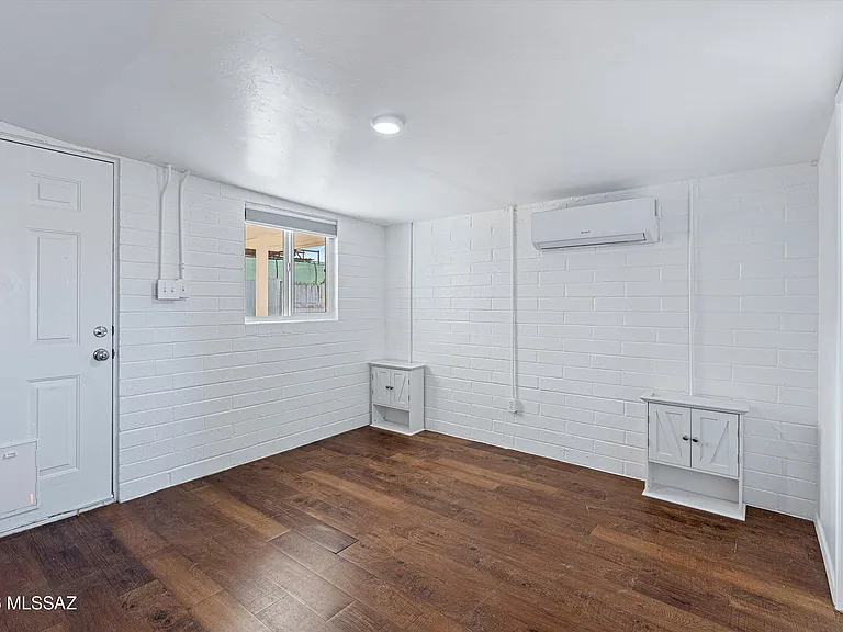 212 S Avenue C — Photo 18