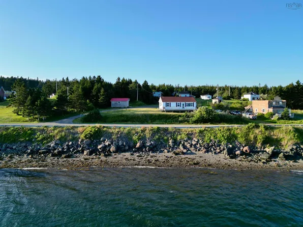 205 Veterans Memorial Dr, Arichat, NS B0E 1A0