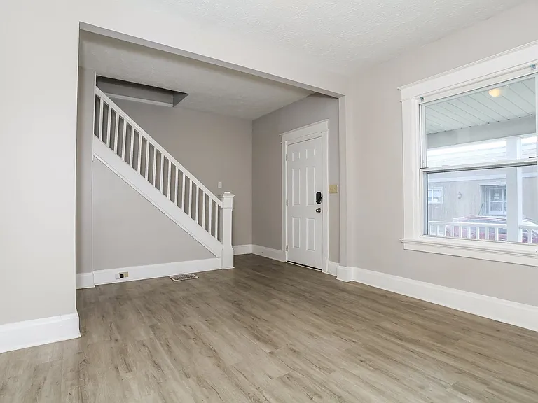 655812_019_living_room_13136620.jpg