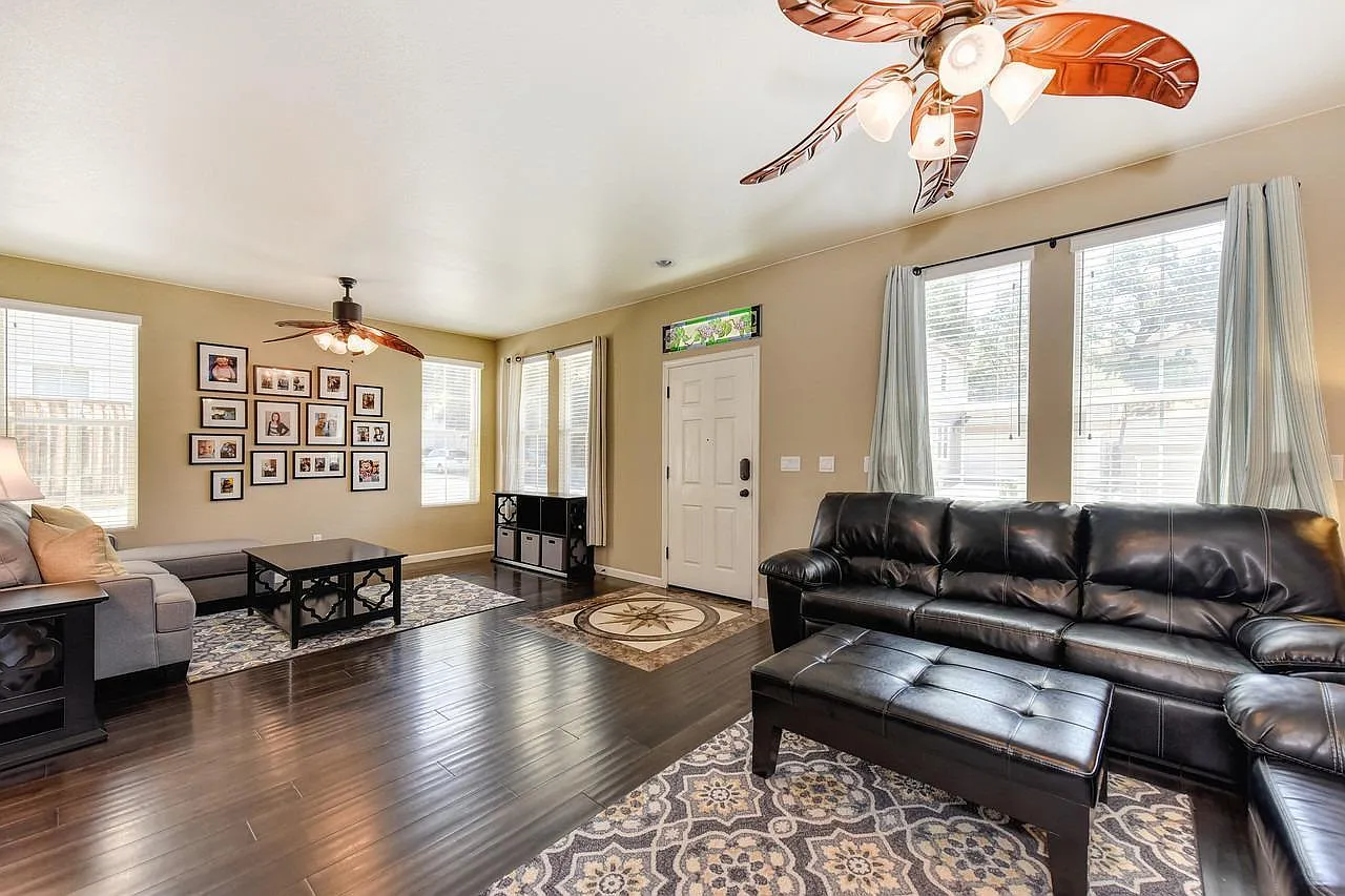 4 bed, 1998 sqft, $3,250 — Photo 2