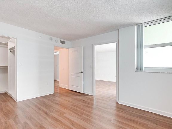 5th image of 1750 N Bayshore Dr #J3