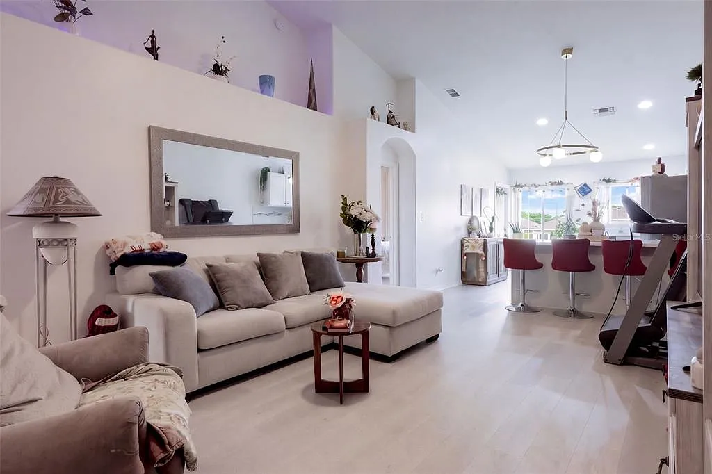 3 bed, 2.0 bath, 1136 sqft, $1,950 — Photo 4