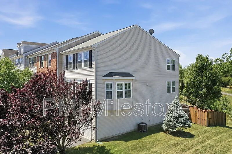 3 bed, 3.5 bath, 2314 sqft, $1,980 — Photo 4