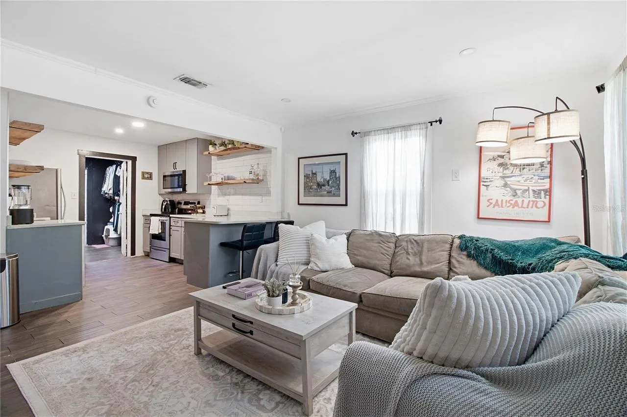 2 bed, 1.0 bath, 804 sqft, $2,600 — Photo 2