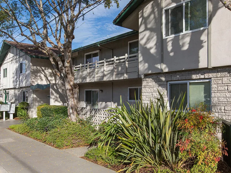 Valley Manor Apartments — Photo 3