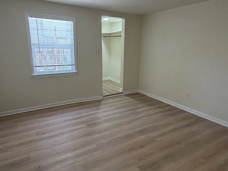 1930 Irving Ave #1930 — Photo 15