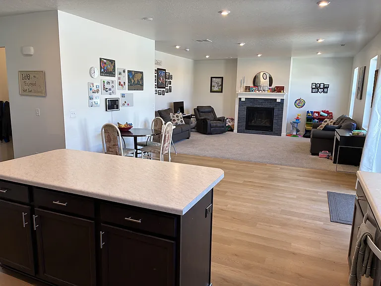724 W Blue Mountain Dr — Photo 4