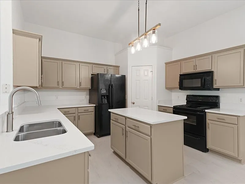 3 bed, 1742 sqft, $2,195 — Photo 2