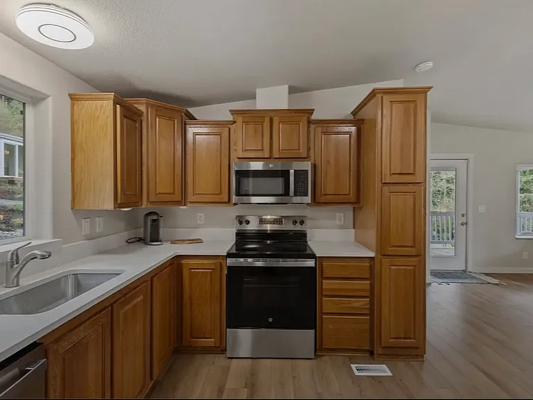 196 Harrington Rd #B — Photo 3