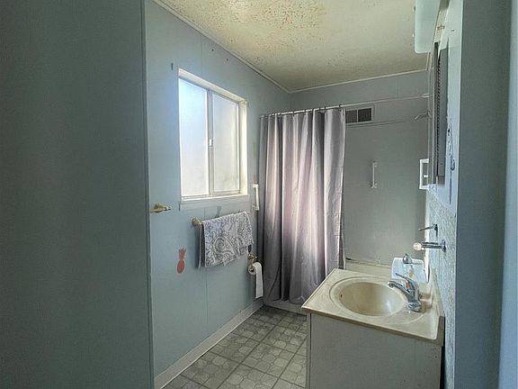 5th image of 220 Becker Dr