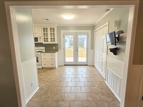 5th image of 104 Fincher St