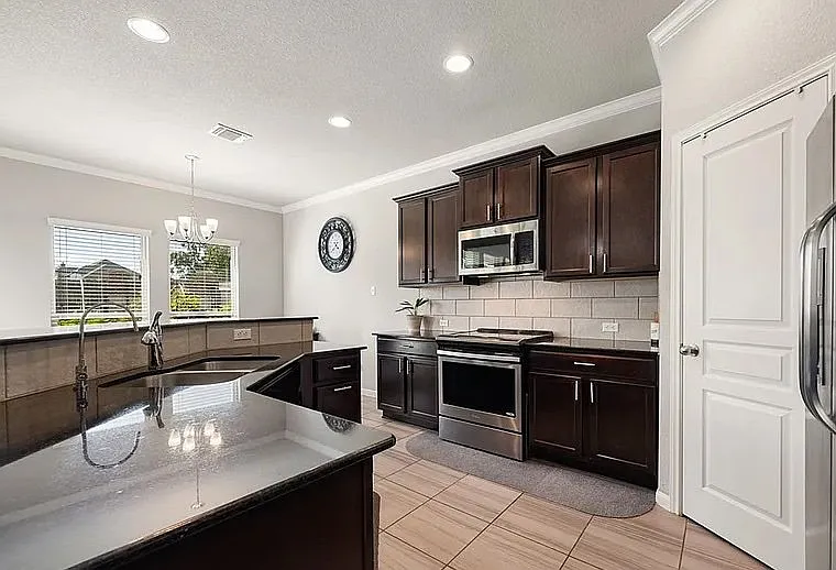 5804 Blackstone Dr — Photo 4