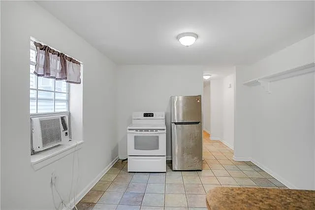 2 bed, 1.0 bath, 900 sqft, $1,200 — Photo 3