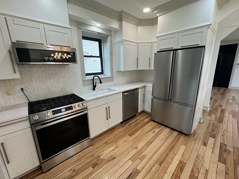 Fully furnished kitchen!