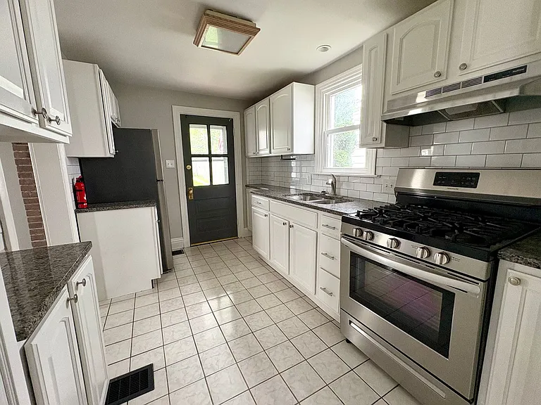 348 E Derry Rd — Photo 12