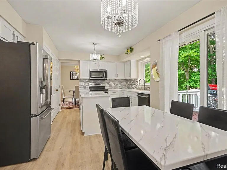 425 Thornridge Ct — Photo 5