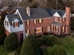 215 Circle Dr, Manhasset, NY 11030