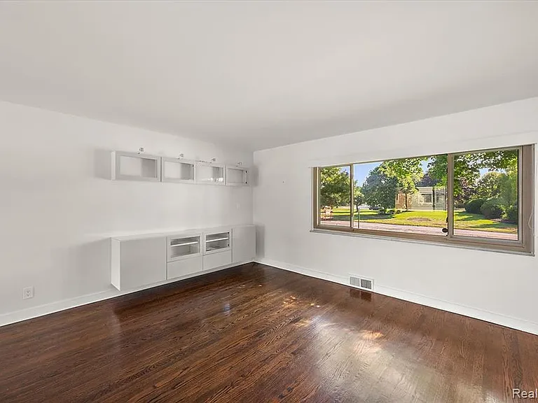975 N Old Woodward Ave — Photo 10