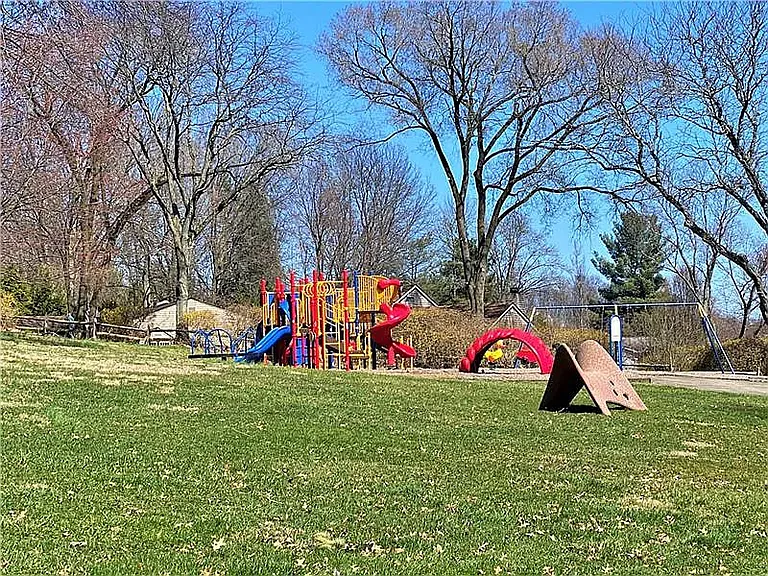 208 Meadowview Dr — Photo 24