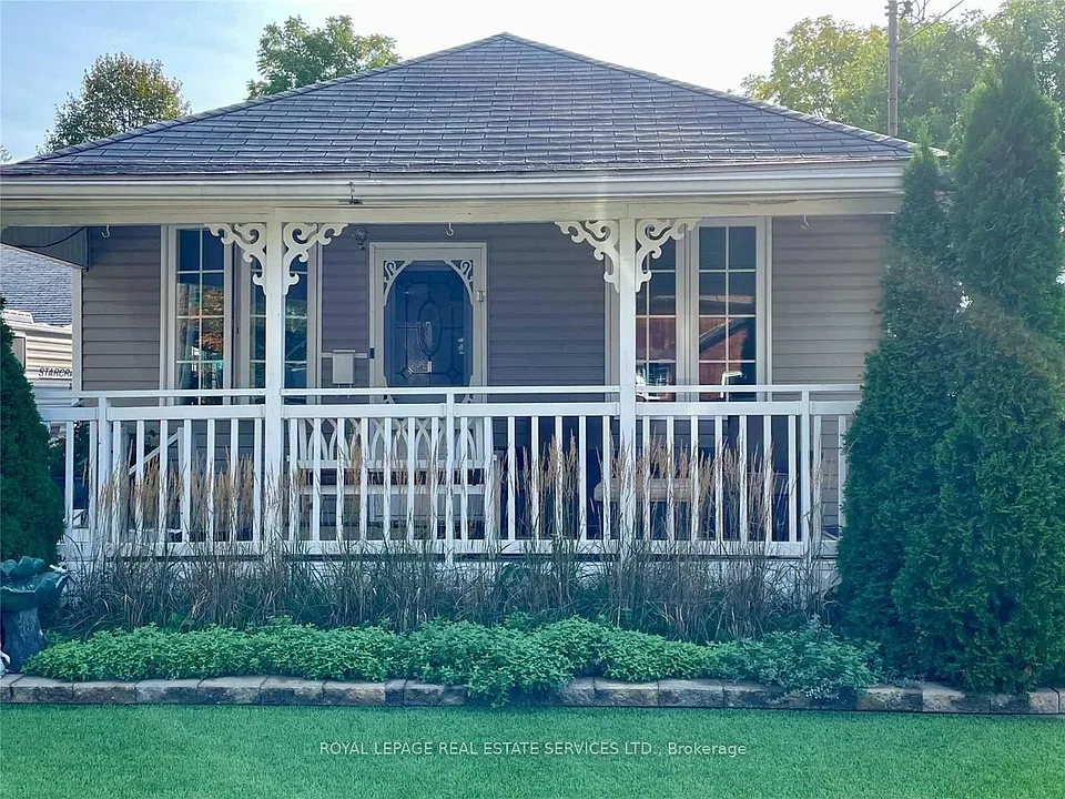 30 College St