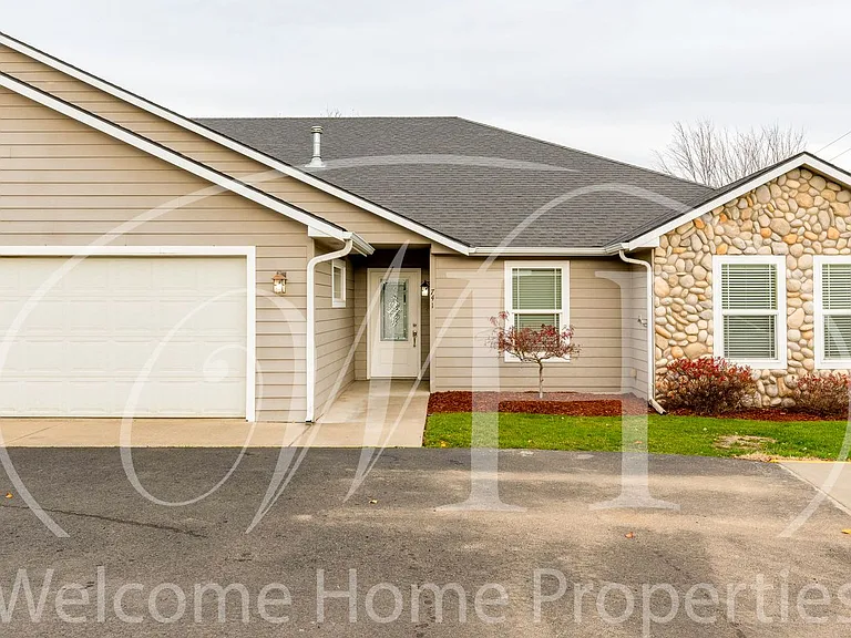 741 SE Magnoni Dr — Photo 3