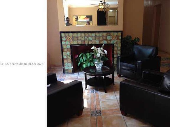 4th image of 215 30th St APT 21