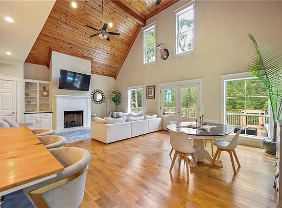 3rd image of 921 Carriage Way