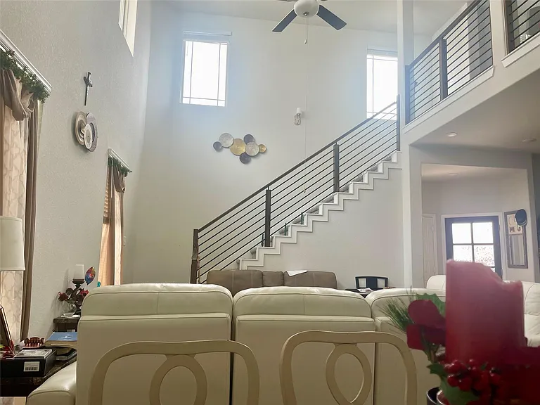 1055 Bluebonnet Trl — Photo 5