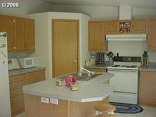 Kitchen w/island sink