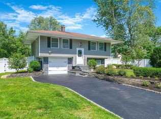 15 Ferret Ln, East Setauket, NY 11733