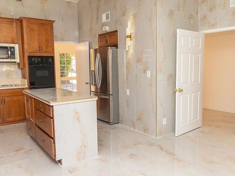 24316 Burbank Blvd — Photo 31