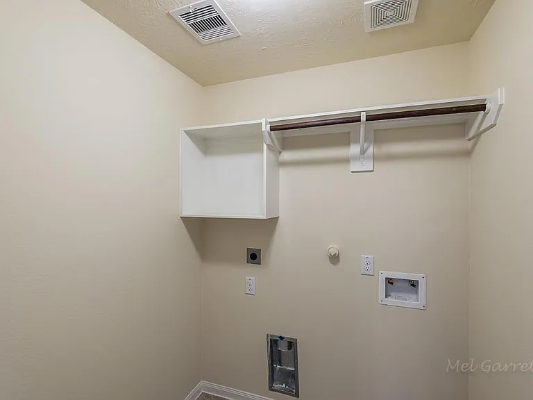 2911 Lake Dr — Photo 4