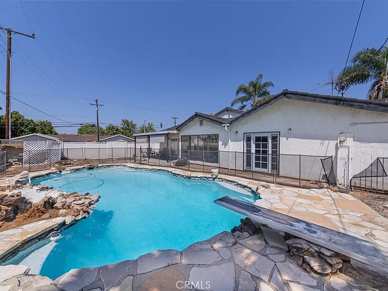 1688 N Shaffer St — Photo 32
