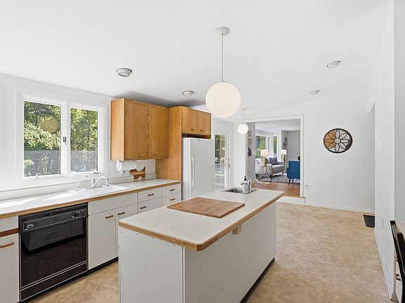 5th image of 148 Rutland St