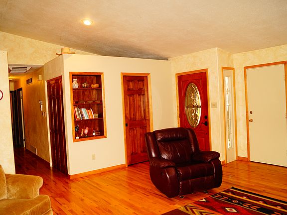 Living room (front door)