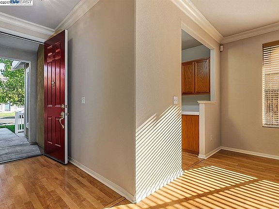 3rd image of 910 Yardley Pl