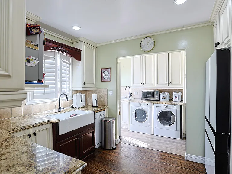 313 E 11th St #6267274877 — Photo 17