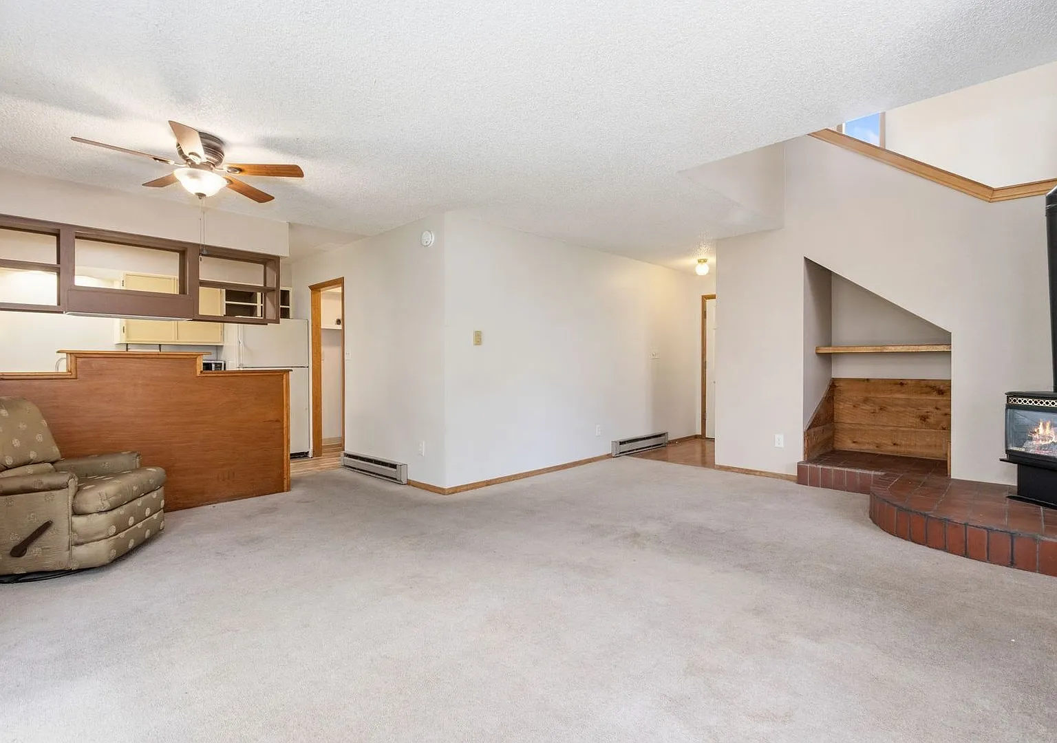 Available Now - 3 Bed/2.5 Bath — Photo 2