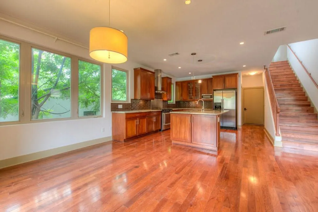 605 Peacock Ln — Photo 3