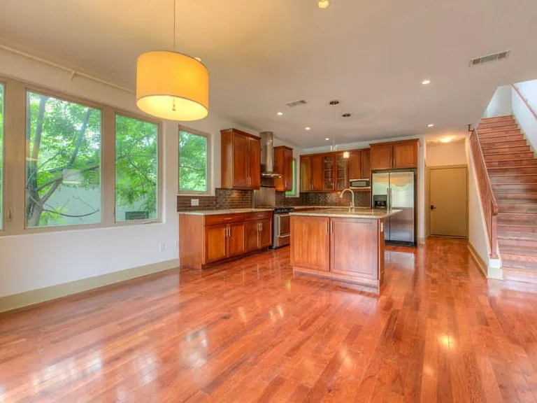 605 Peacock Ln #C — Photo 3