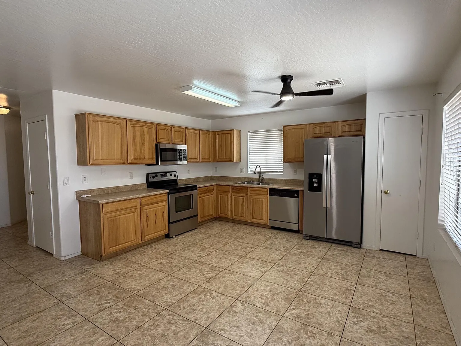 4 bed, 2.5 bath, 1949 sqft, $2,095 — Photo 4
