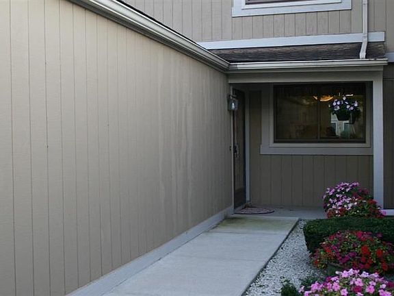 2nd image of 842 Yorktown Ct #1