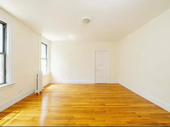 201 East 30th Street image 4 of 8