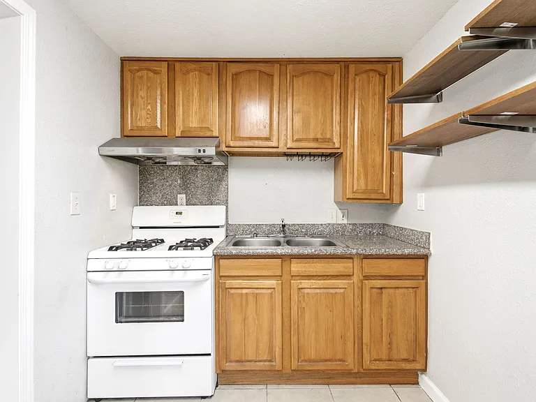 1238 Haskell St #B — Photo 8