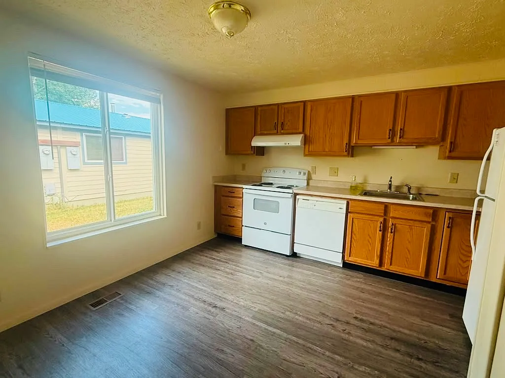 2 bed, 800 sqft, $1,400 — Photo 2