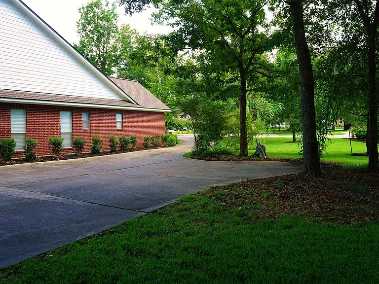 2429 Chantilly Ln — Photo 8