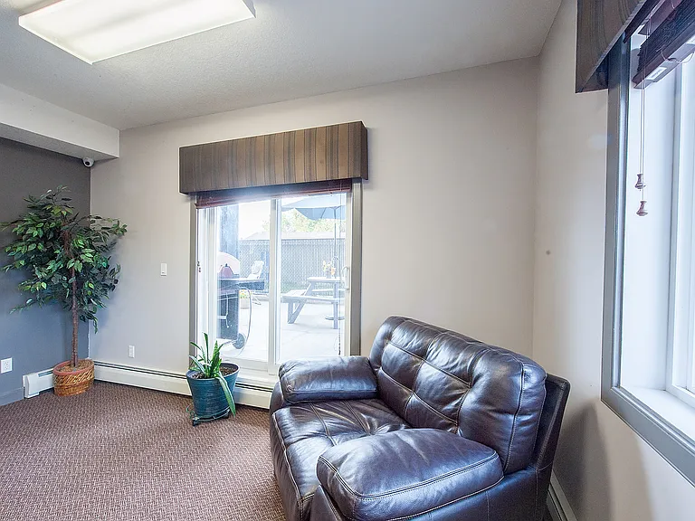 4415 48th St — Photo 31